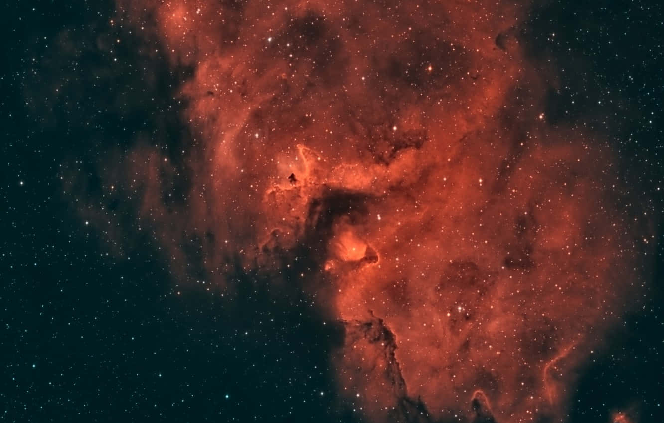 紅色太空煙霧與繁星 壁紙 — 一個充滿活力的紅色星雲，在深邃的宇宙黑色背景上，旋轉著發光的氣體和散落的星星。