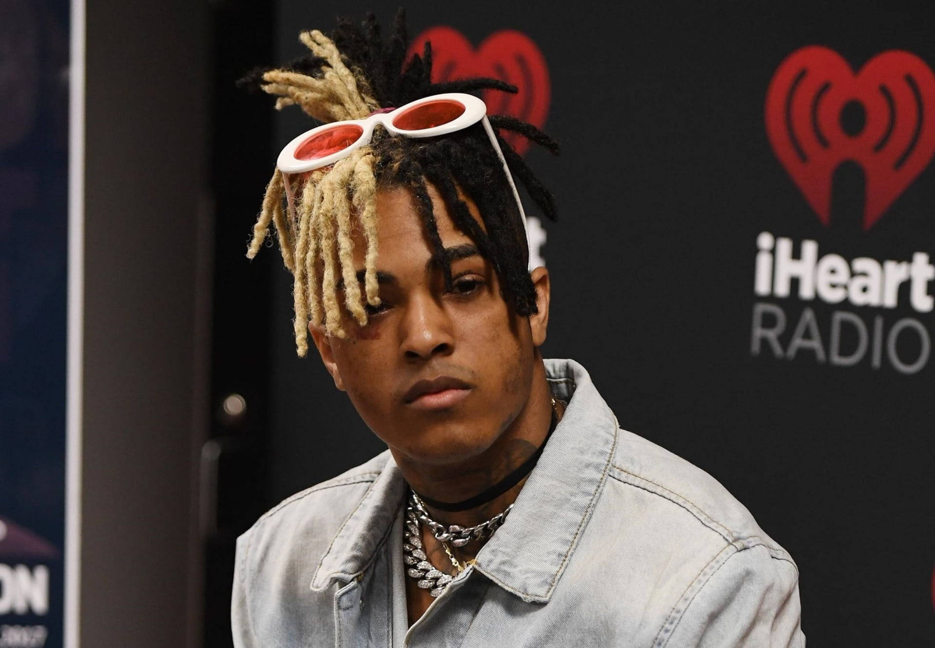 年輕音樂家留著辮子、戴太陽眼鏡出席iHeartRadio活動。