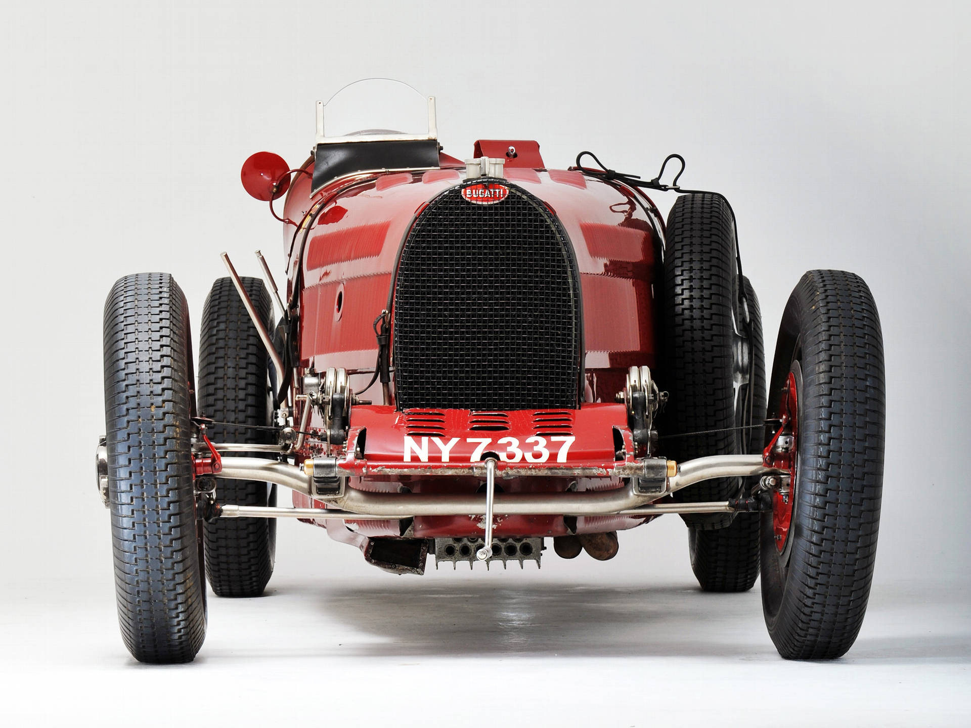 紅色復古Bugatti賽車正面視圖，帶有NY7337車牌。