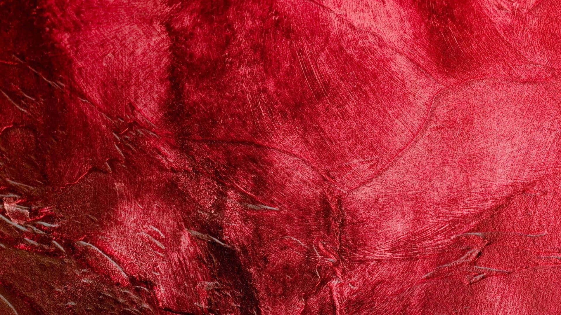 紅色布料纖維特寫紋理圖 壁紙 — 質感豐富的深紅色布料，在柔和光線下呈現深摺痕和細微光澤。