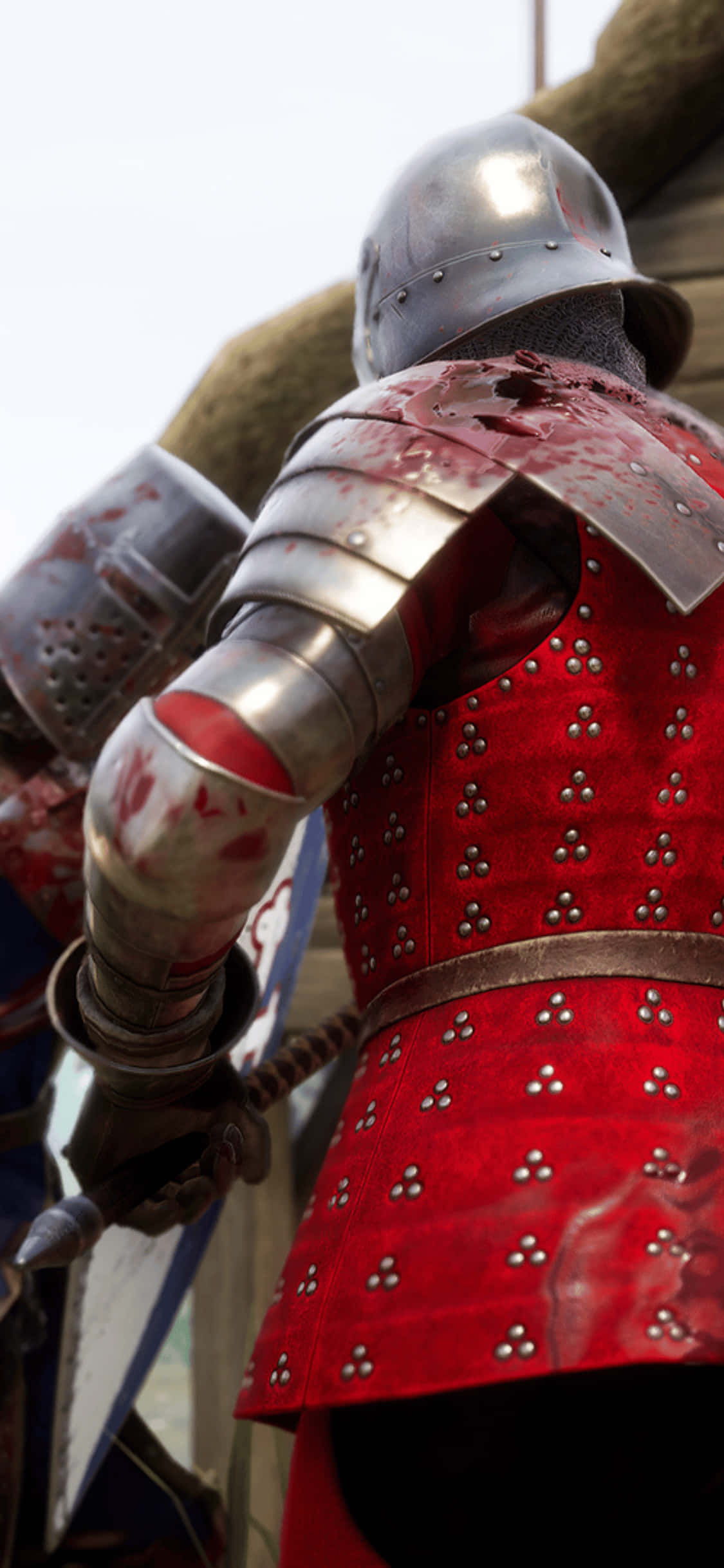 紅色戰士 iPhone XS Mordhau 背景 壁紙 — 一名身穿紅色和銀色盔甲、沾滿鮮血的騎士手持劍的特寫。