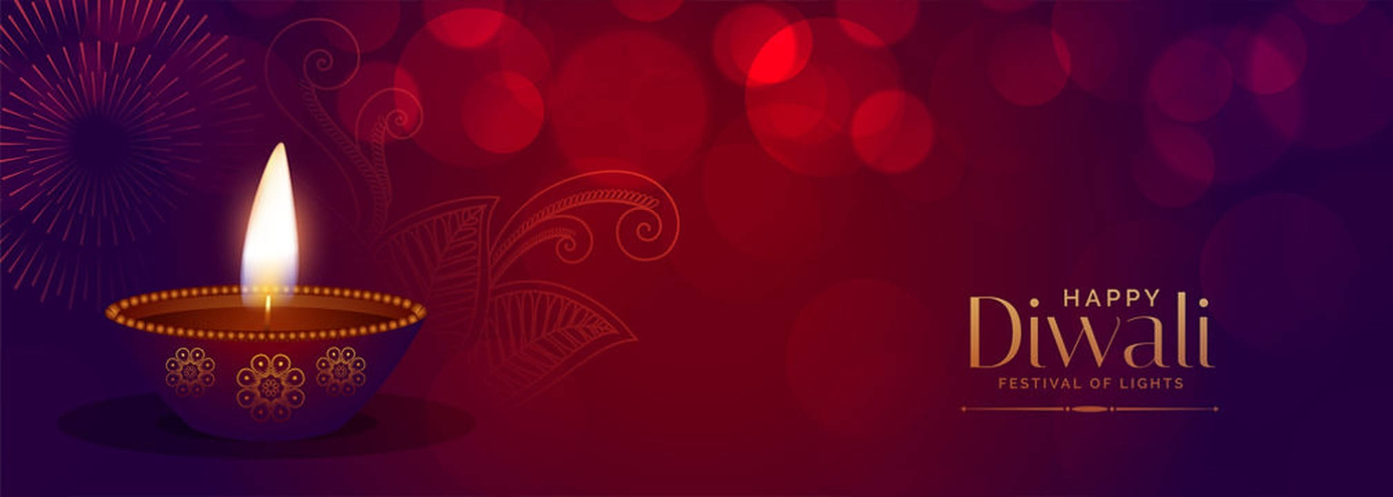 紅色排燈節海報 壁紙 — 一個發光的排燈節油燈，帶有金色圖案，放在豐富的紅色散景背景上，配有節日煙花和文字。