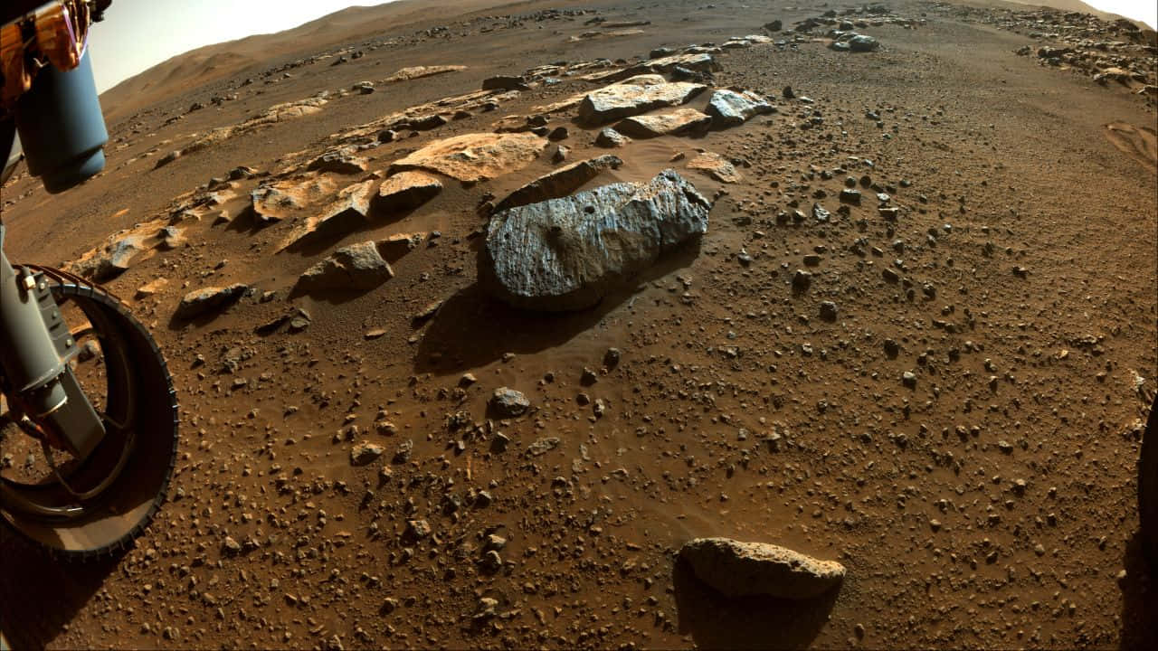 探測車車輪在紅色火星土壤上，散落岩石
