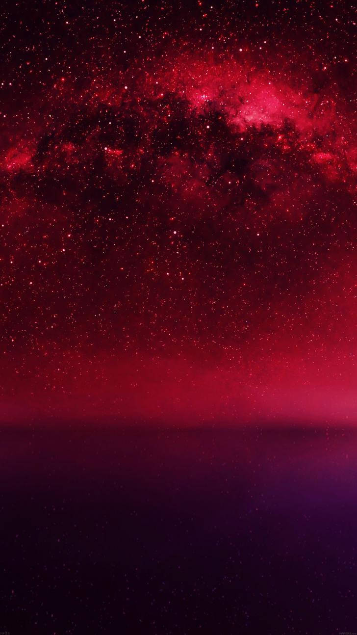 黑暗地平線上的紅色星系與星星