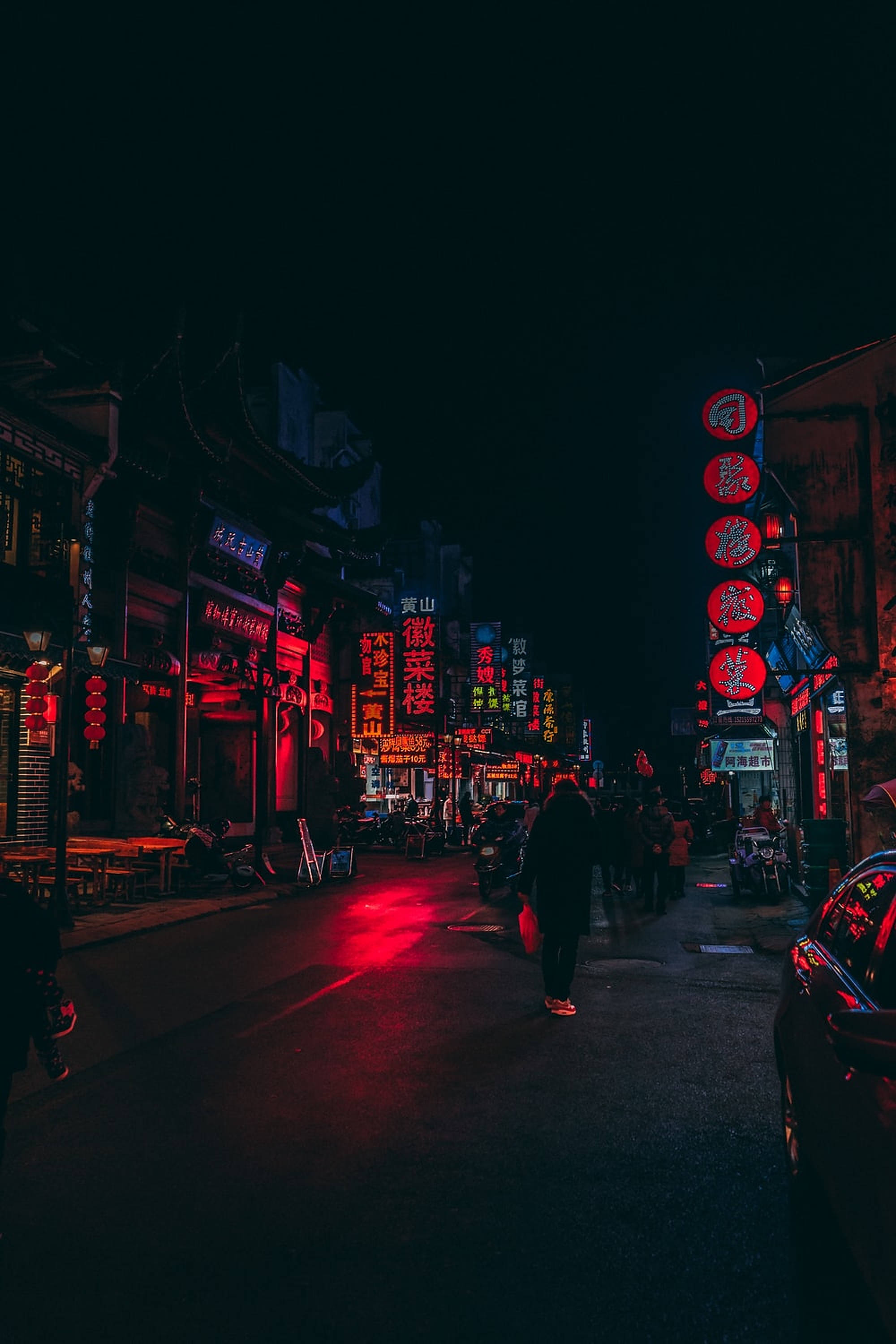 紅色暗夜都市 壁紙 — 夜晚一條狹窄的小巷，被傳統中式店舖的鮮紅色霓虹招牌照亮，行人在下方走過。