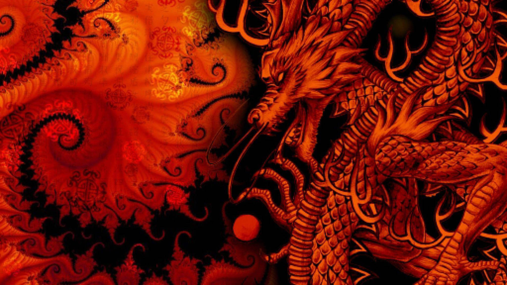紅色東方龍 壁紙 — 一隻帶有複雜鱗片的火橙色龍在黑暗背景上盤繞穿過旋轉的分形圖案。
