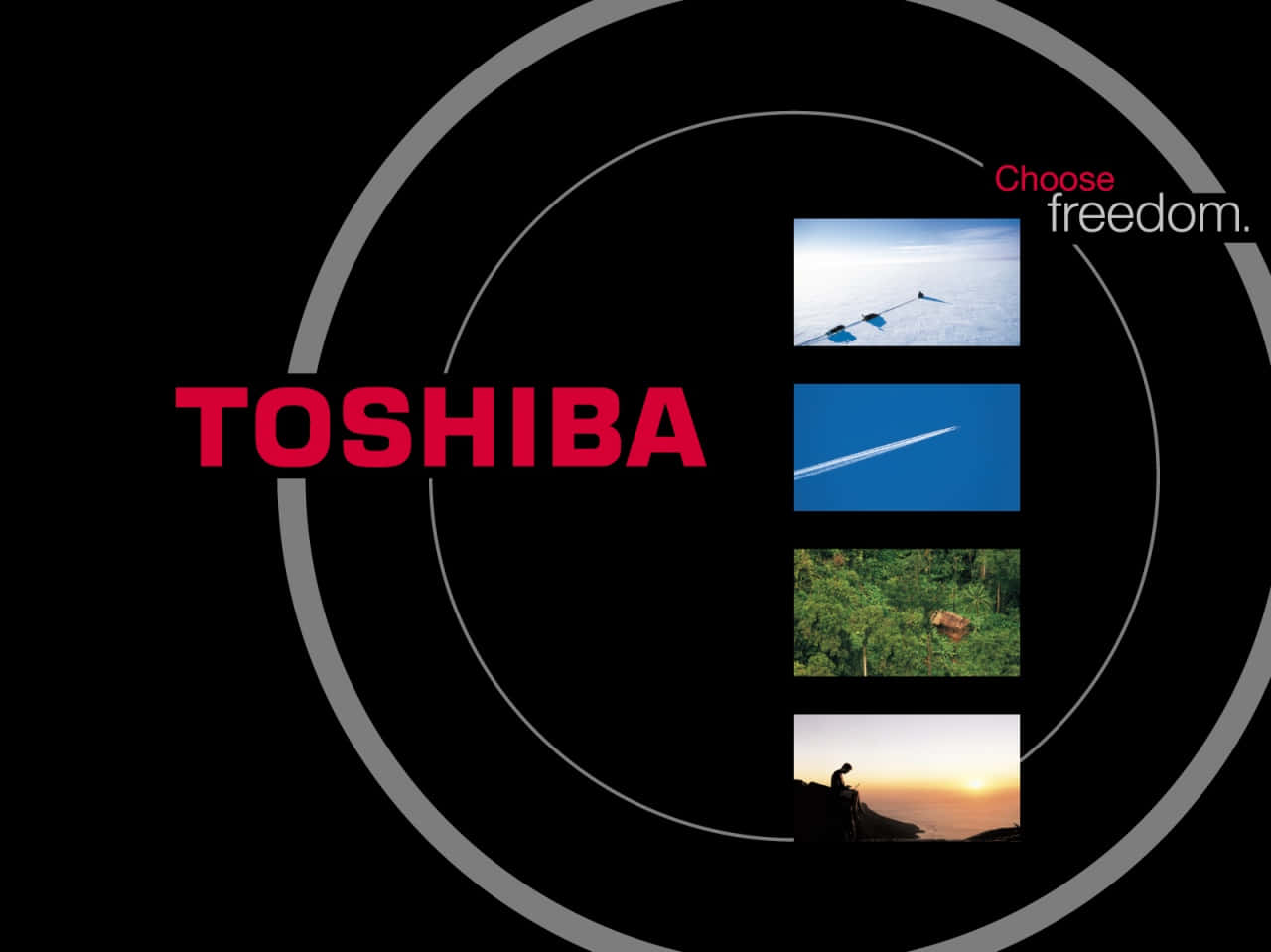 Toshiba 桌布 壁紙 — 紅色東芝標誌在黑色背景上，帶有同心圓和四個小圖像，顯示飛機翼、天空、小徑、森林小屋和日落剪影。
