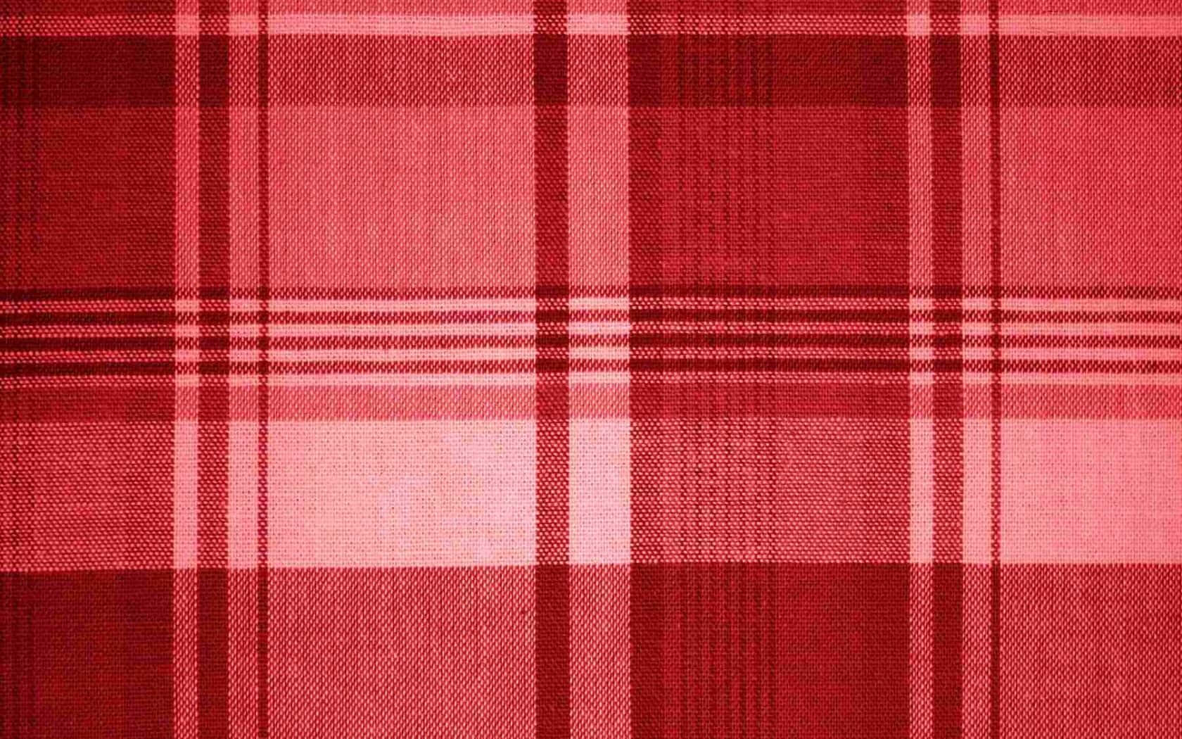 Red Checkered 桌布 壁紙 — 紅色格子布料的特寫，帶有深紅色和淡粉紅色的交叉條紋。