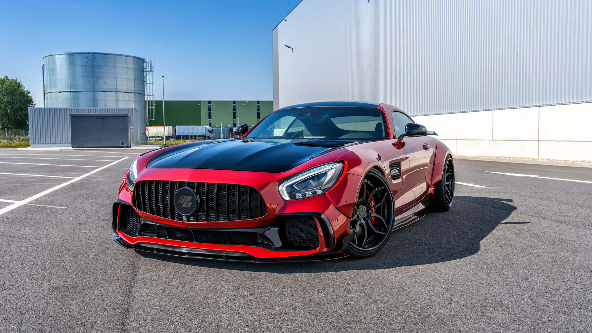 紅黑色梅賽德斯-AMG GT R跑車停放在工業用地。
