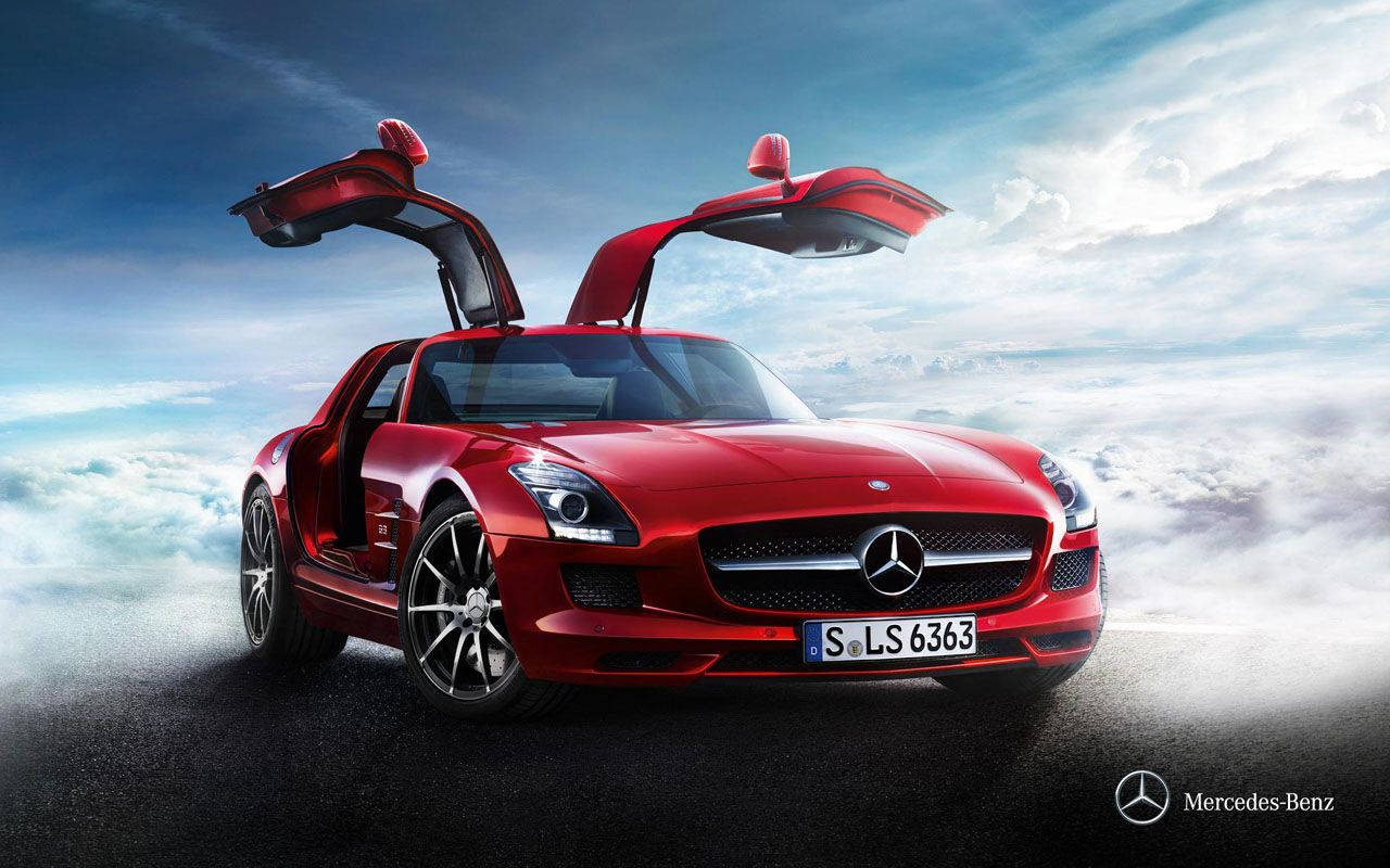 紅色 Mercedes SLS AMG 鷗翼車門打開，位於雲層之上。