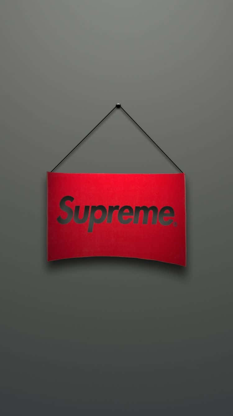 紅色Supreme標誌牌掛在灰色牆壁上。