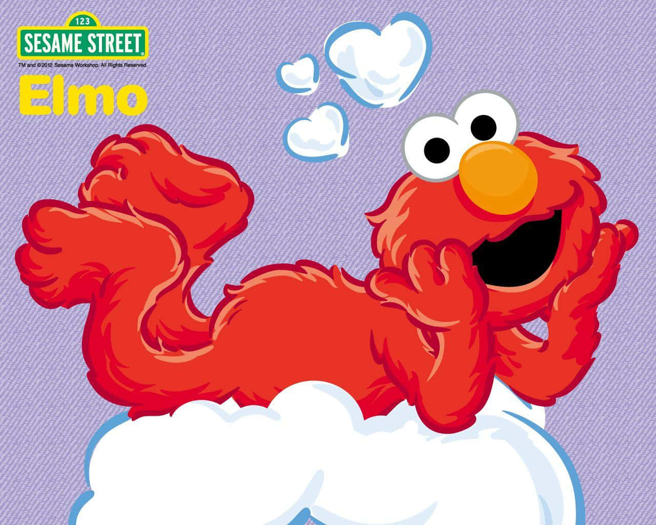 Sesame Street 桌布 壁紙 — 紅色毛茸茸怪物 Elmo 在紫色紋理背景前，愉快地躺在一朵蓬鬆的白雲上，帶有心形思想泡泡。