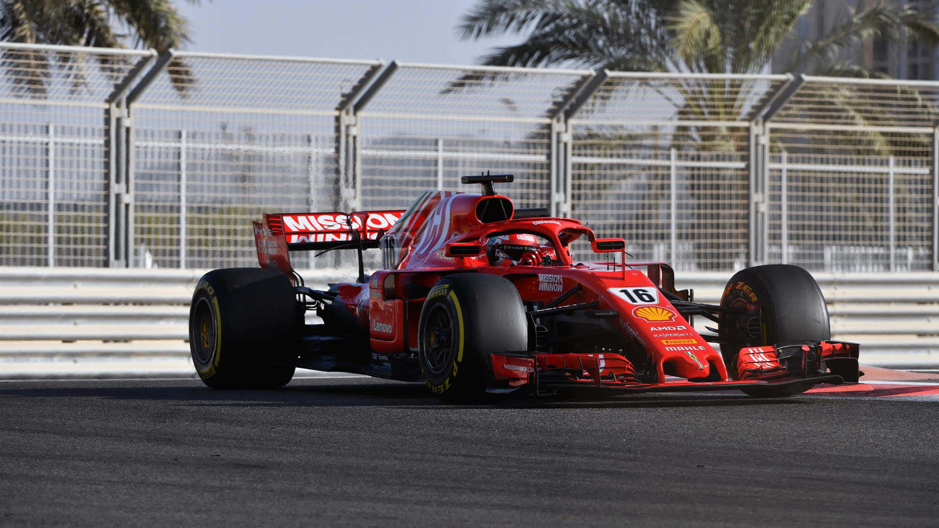 紅色法拉利Scuderia F1 2019高清背景 壁紙 — 一架紅色法拉利一級方程式賽車，車號16，在陽光明媚的賽道上奔馳，賽道兩旁種有棕櫚樹和安全護欄。