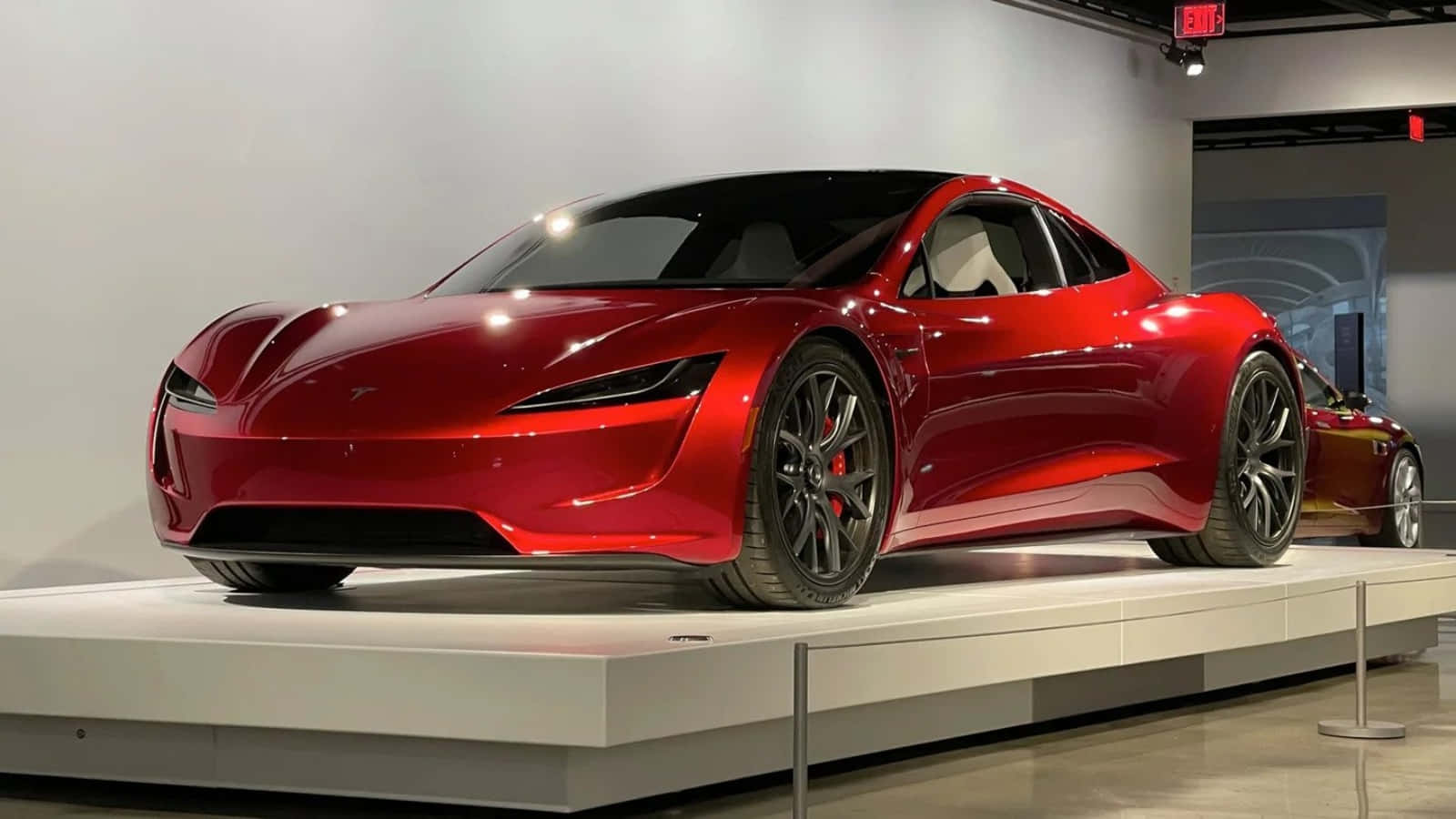 紅色Tesla Roadster跑車在展廳中展示。
