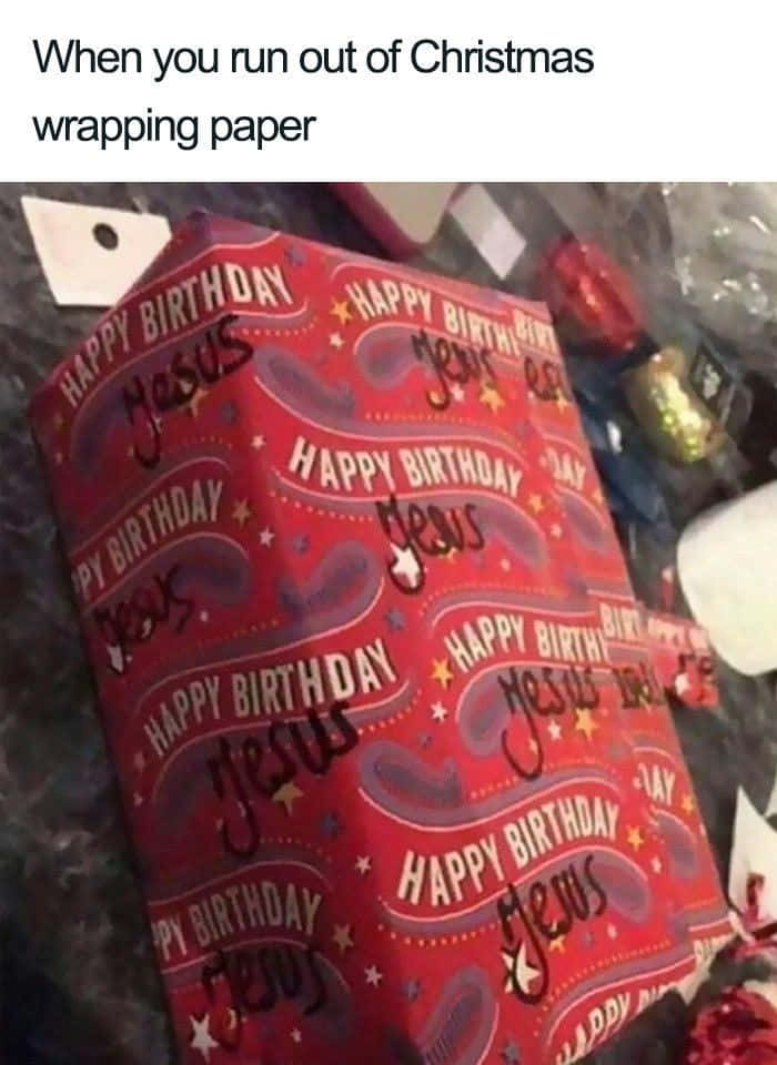 Holiday Memes 桌布 壁紙 — 紅色生日主題包裝紙，上面有「Happy Birthday Jesus」文字和星星，用作聖誕包裝紙。