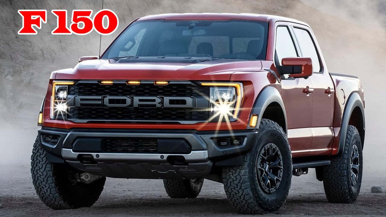 紅色福特F-150 Raptor貨車，在塵土飛揚的地形上配有明亮的頭燈。