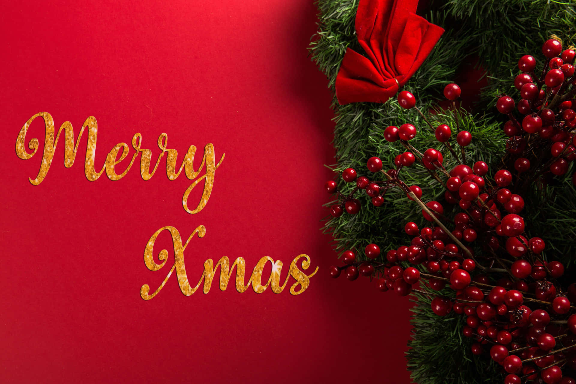 金色閃粉字體的Merry Xmas在紅色背景上，旁邊是紅色漿果花環。