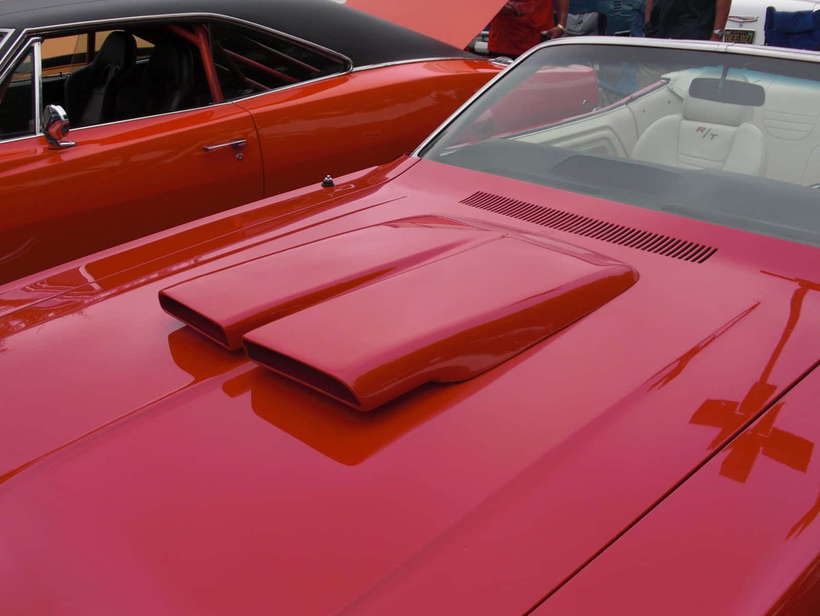 Car Hood 桌布 壁紙 — 紅色經典肌肉車引擎蓋特寫，帶有雙進氣口，背景是白色敞篷車。