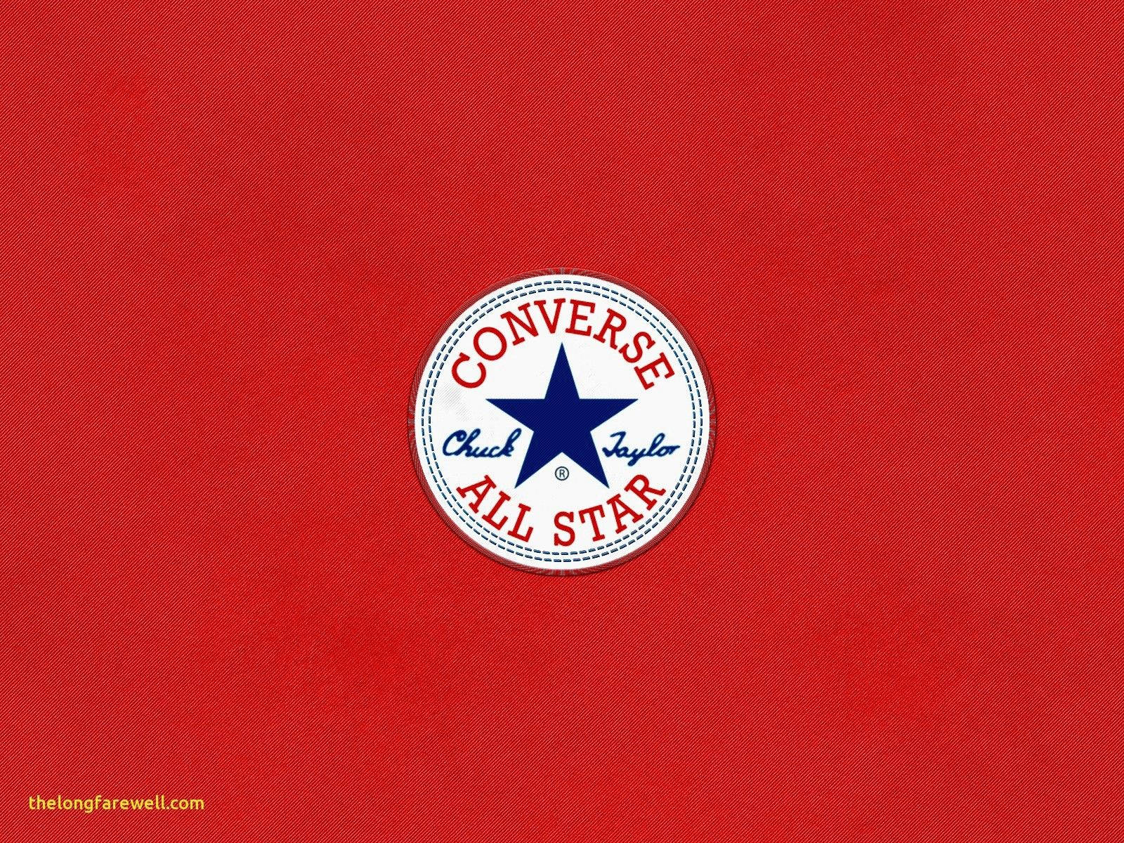 Converse Chuck Taylor All Star 標誌在紅色布料背景上。