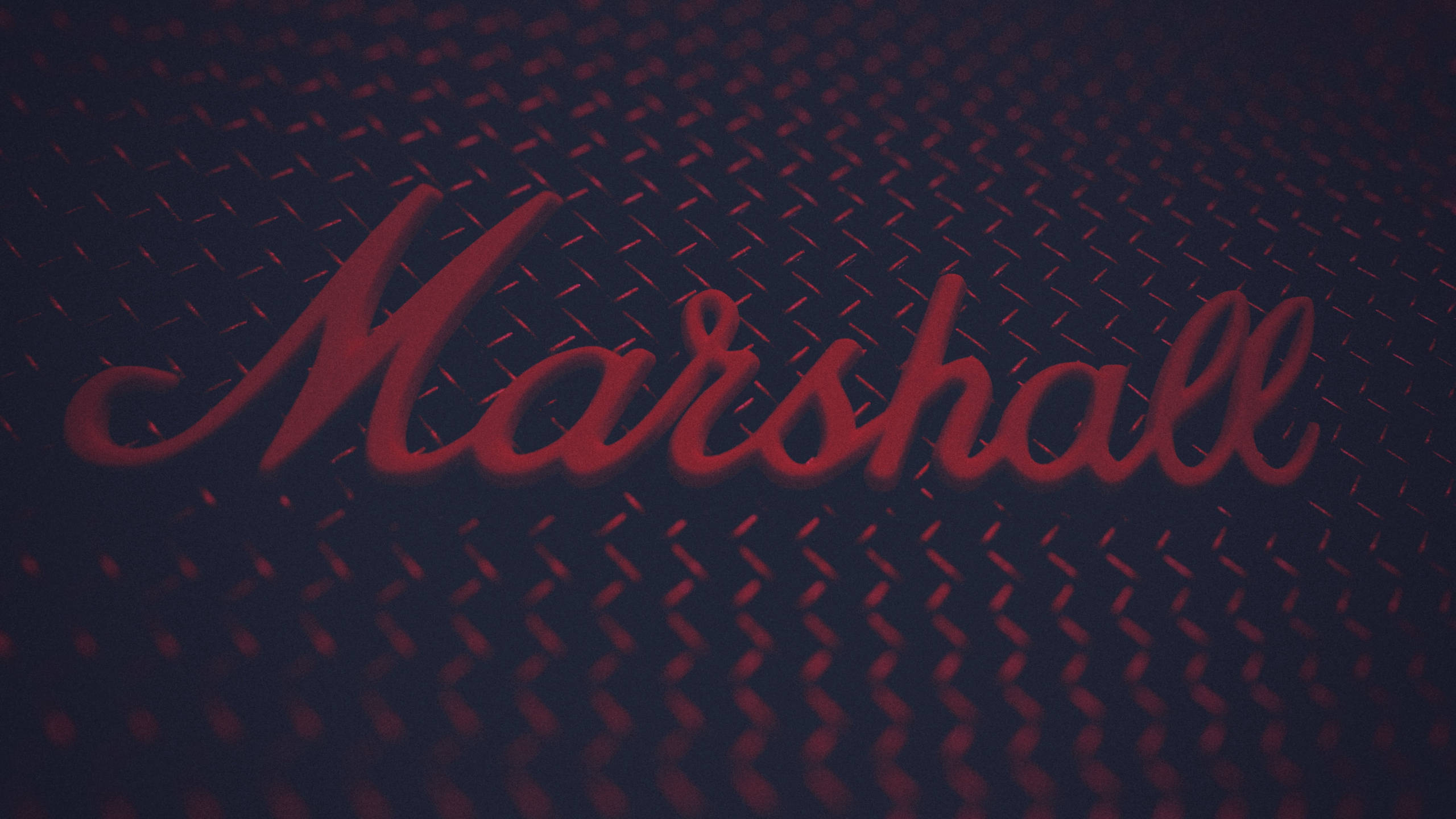 紅色美學馬歇爾標誌 壁紙 — 紅色草書Marshall標誌在暗色鑽石紋金屬背景上發光，帶有柔和照明。