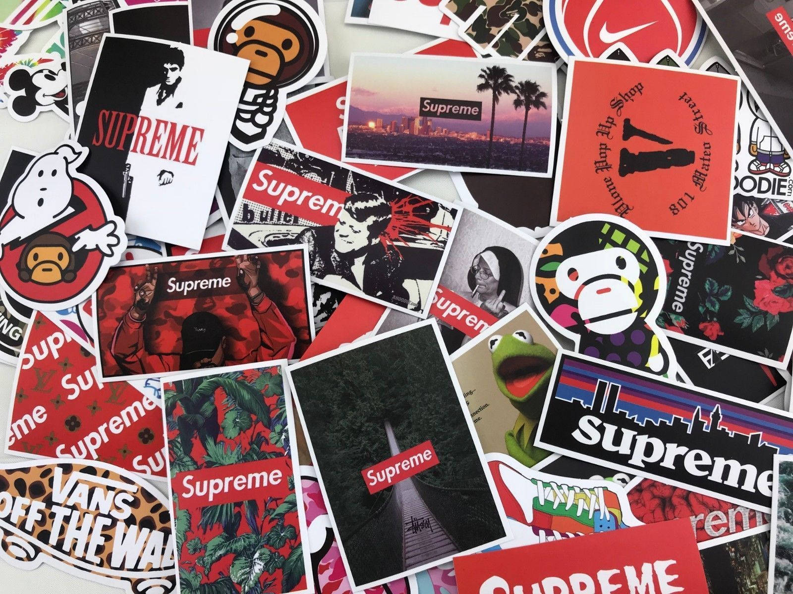 帶有標誌和設計的Supreme品牌貼紙系列。