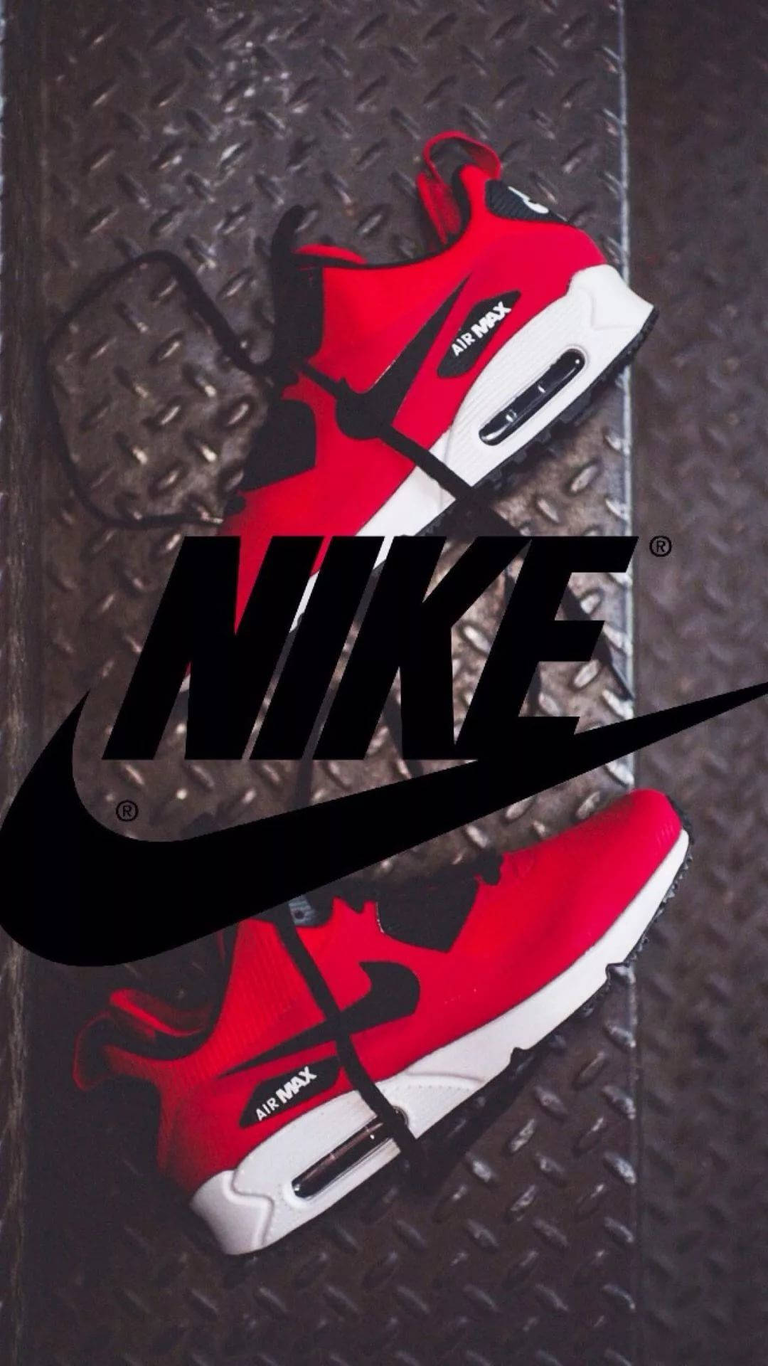 帶有紋理的金屬上的紅色Nike Air Max運動鞋，帶有大膽的黑色Nike標誌。