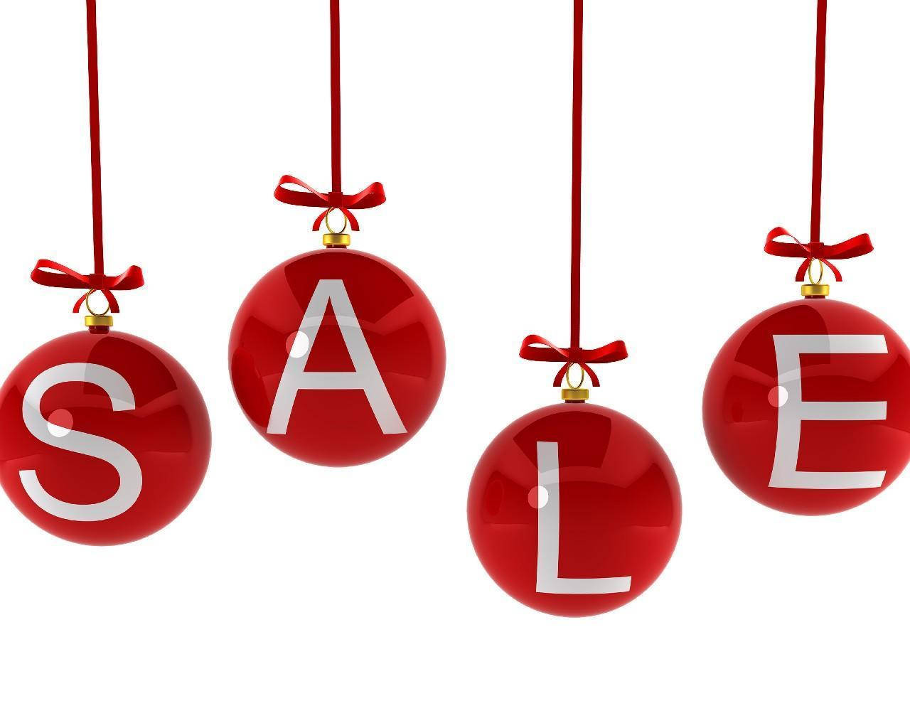 四個紅色聖誕裝飾品，用白色字母和絲帶拼出SALE。