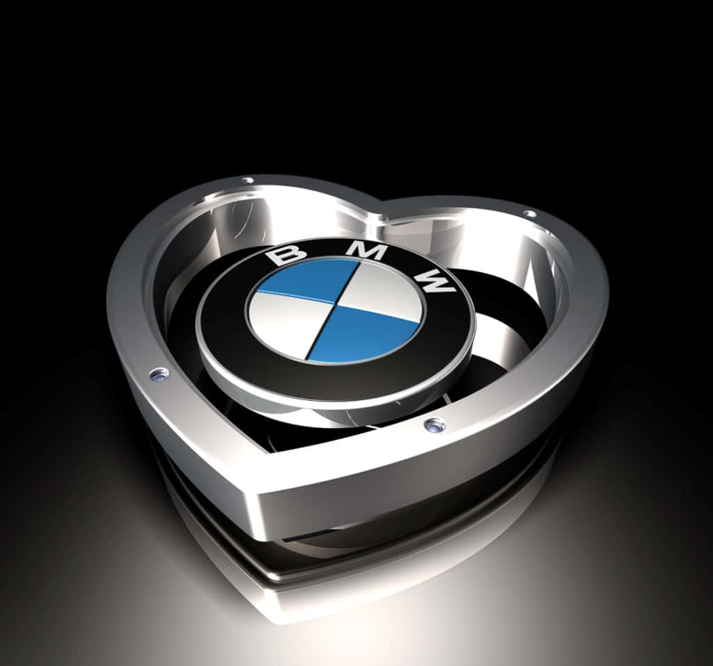 紅色背景上的BMW標誌 壁紙 — 一個閃亮的鍍鉻心形框架包裹著BMW標誌，背景為純黑色，光線柔和。