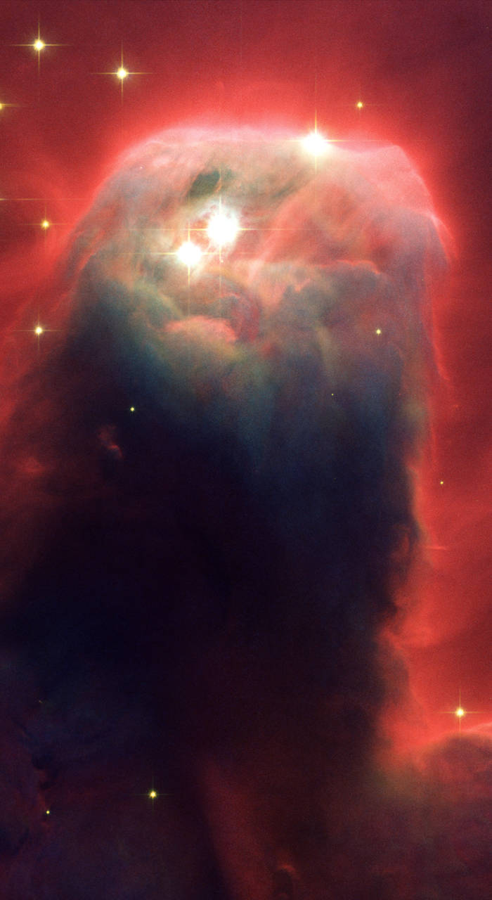 紅色背景太空星雲手機壁紙 壁紙 — 宇宙星雲散發出火紅與深藍的光芒，璀璨的星星穿透其旋轉的氣體雲層。