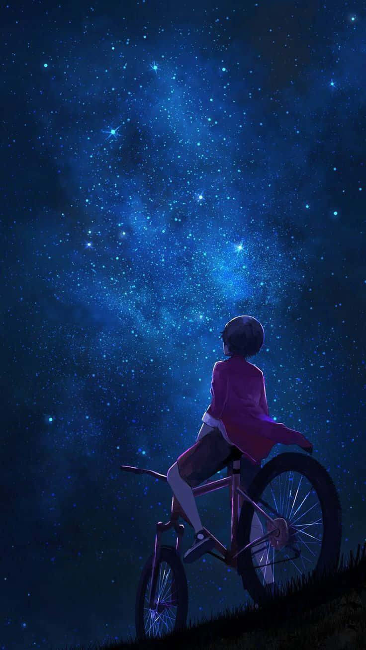 一個騎單車的人仰望滿天星斗的夜空。