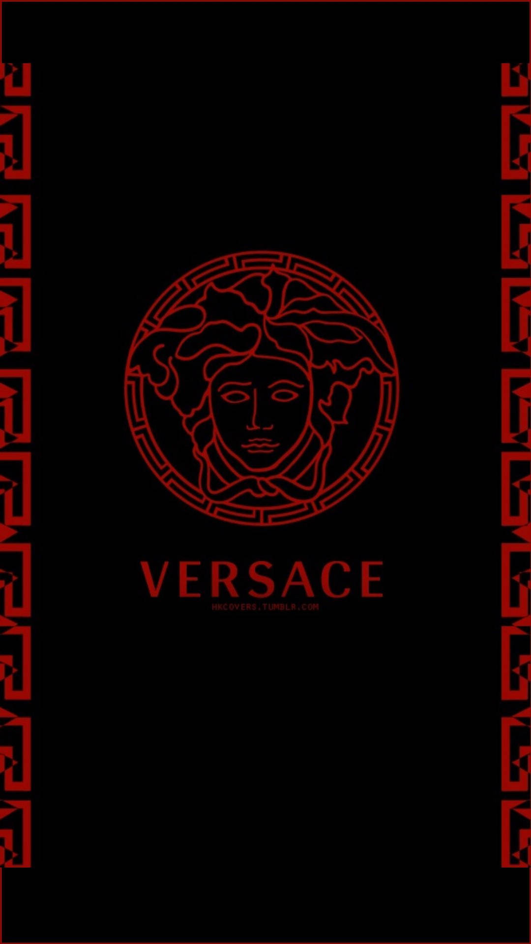 黑色背景上帶有美杜莎頭像和希臘鑰匙邊框的紅色 Versace 標誌。