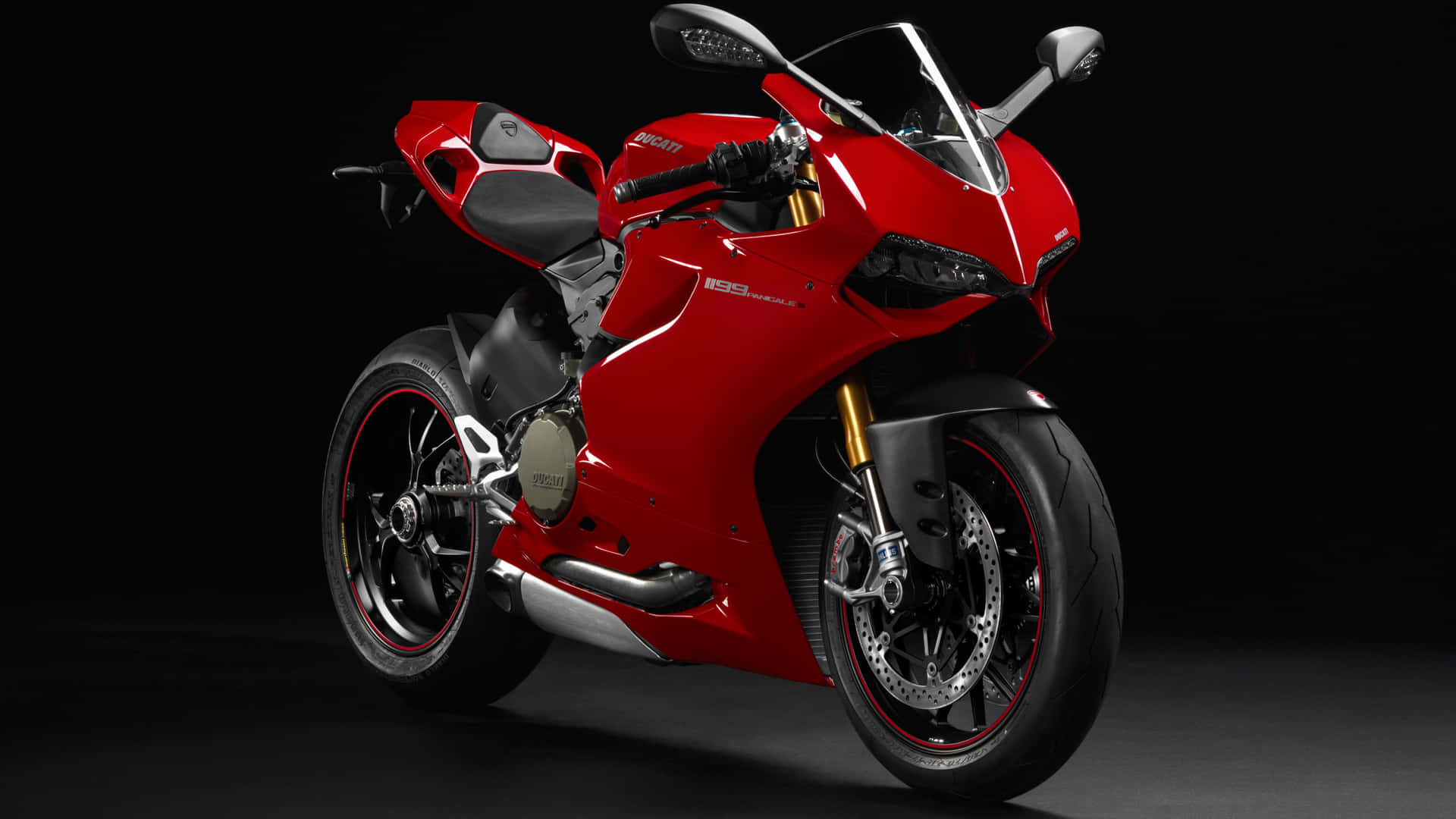 深色工作室背景前，紅色Ducati運動電單車配金色前叉