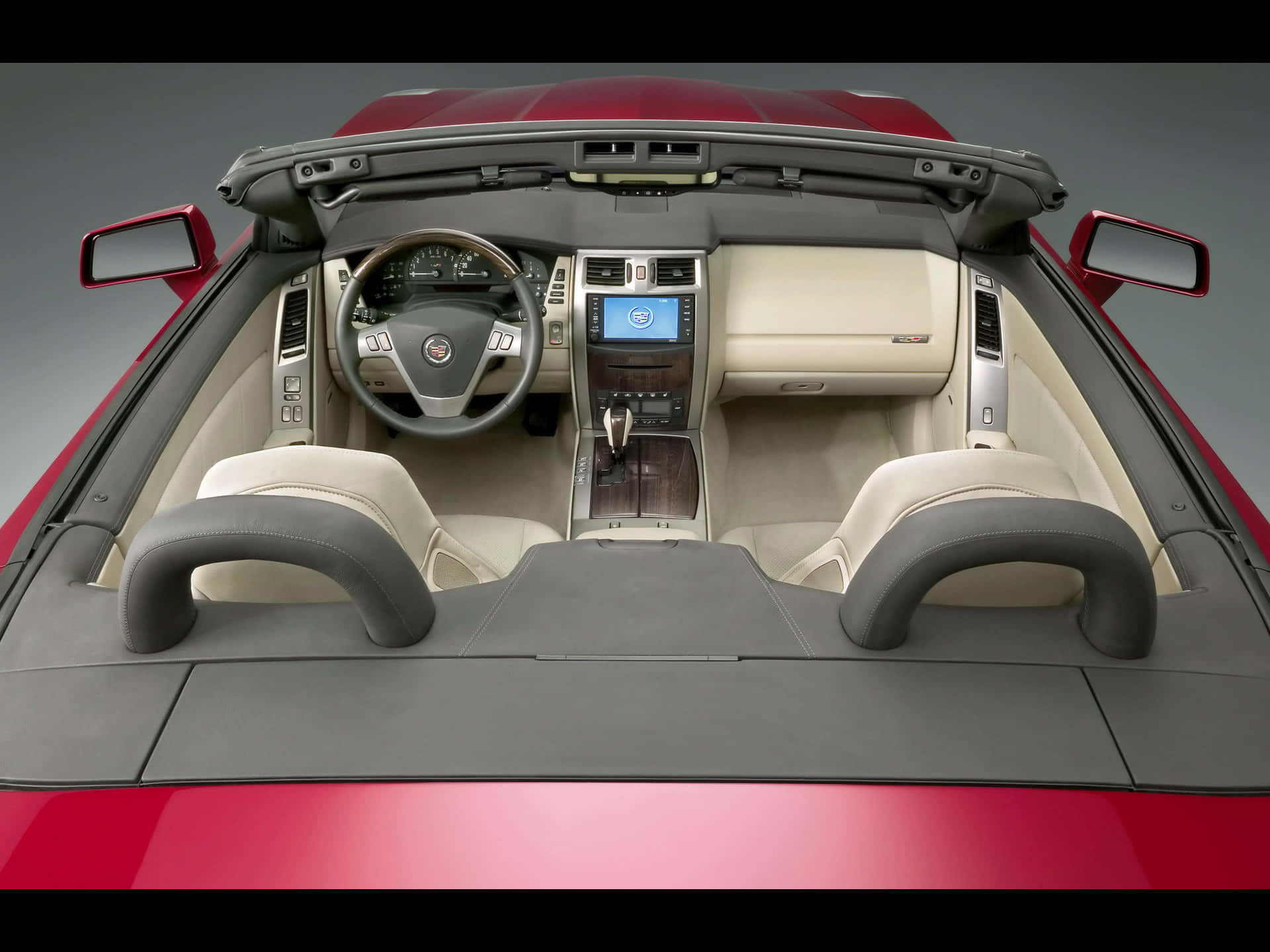 Cadillac Xlr 桌布 壁紙 — 紅色開篷車豪華米色內飾的俯視圖，帶有鍍鉻裝飾和數碼顯示屏。