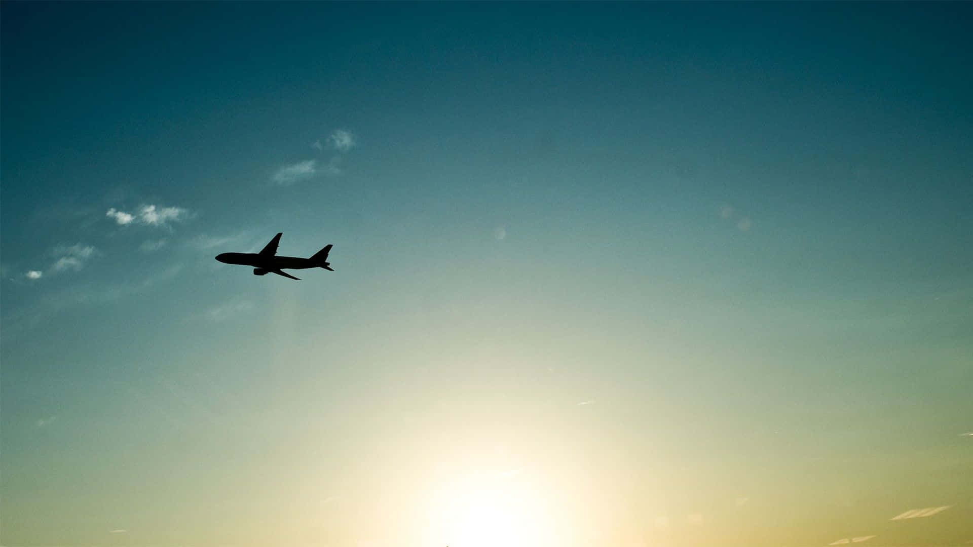飛機在夕陽漸變的天空中飛行