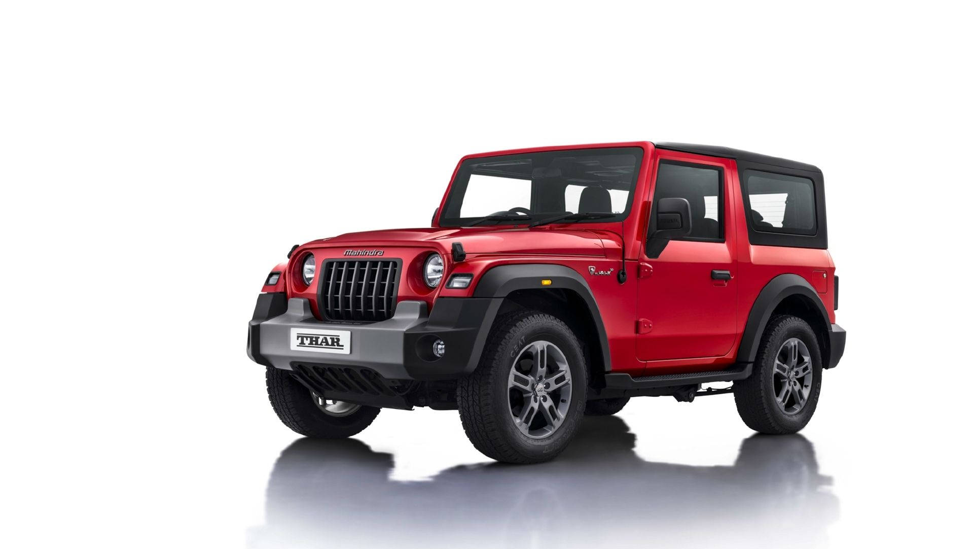 紅色Mahindra Thar SUV攝影棚拍攝，帶倒影