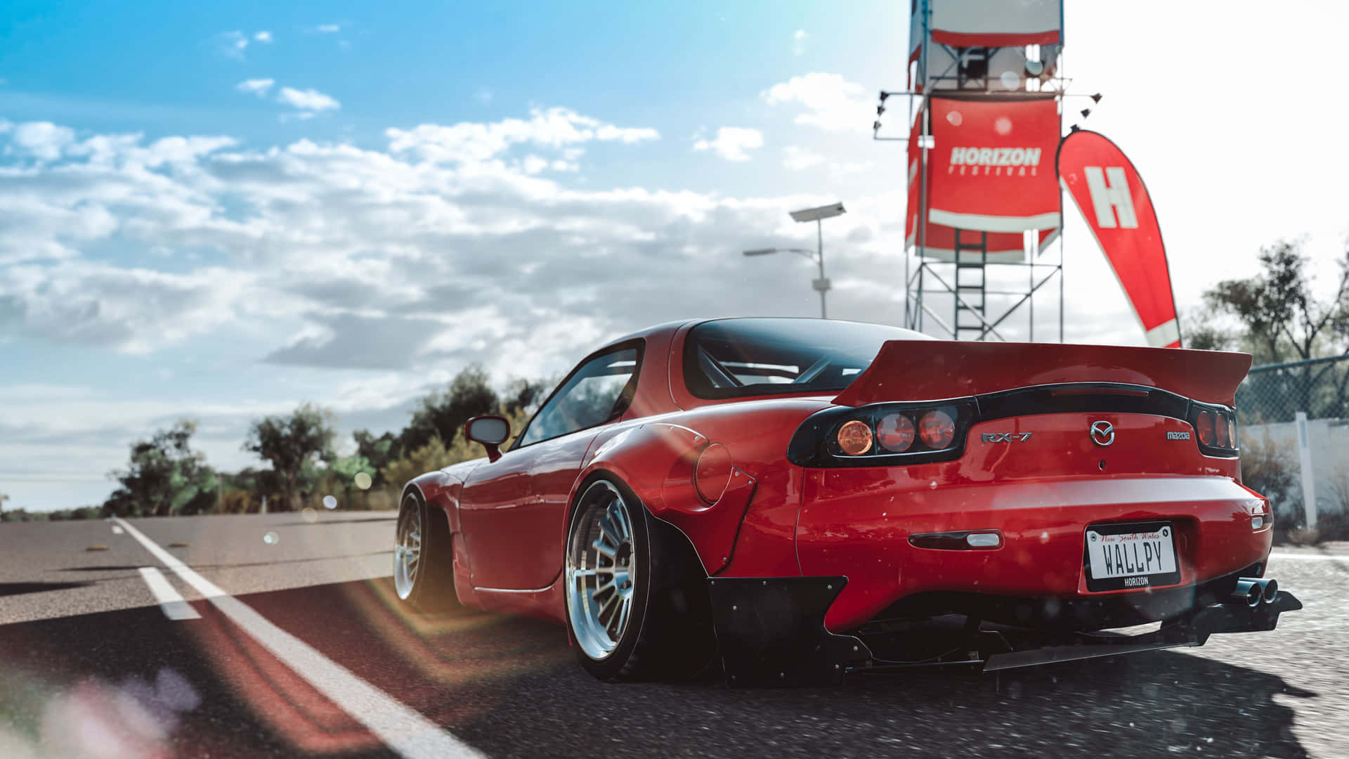 日落時分賽道上的紅色萬事得RX-7跑車。