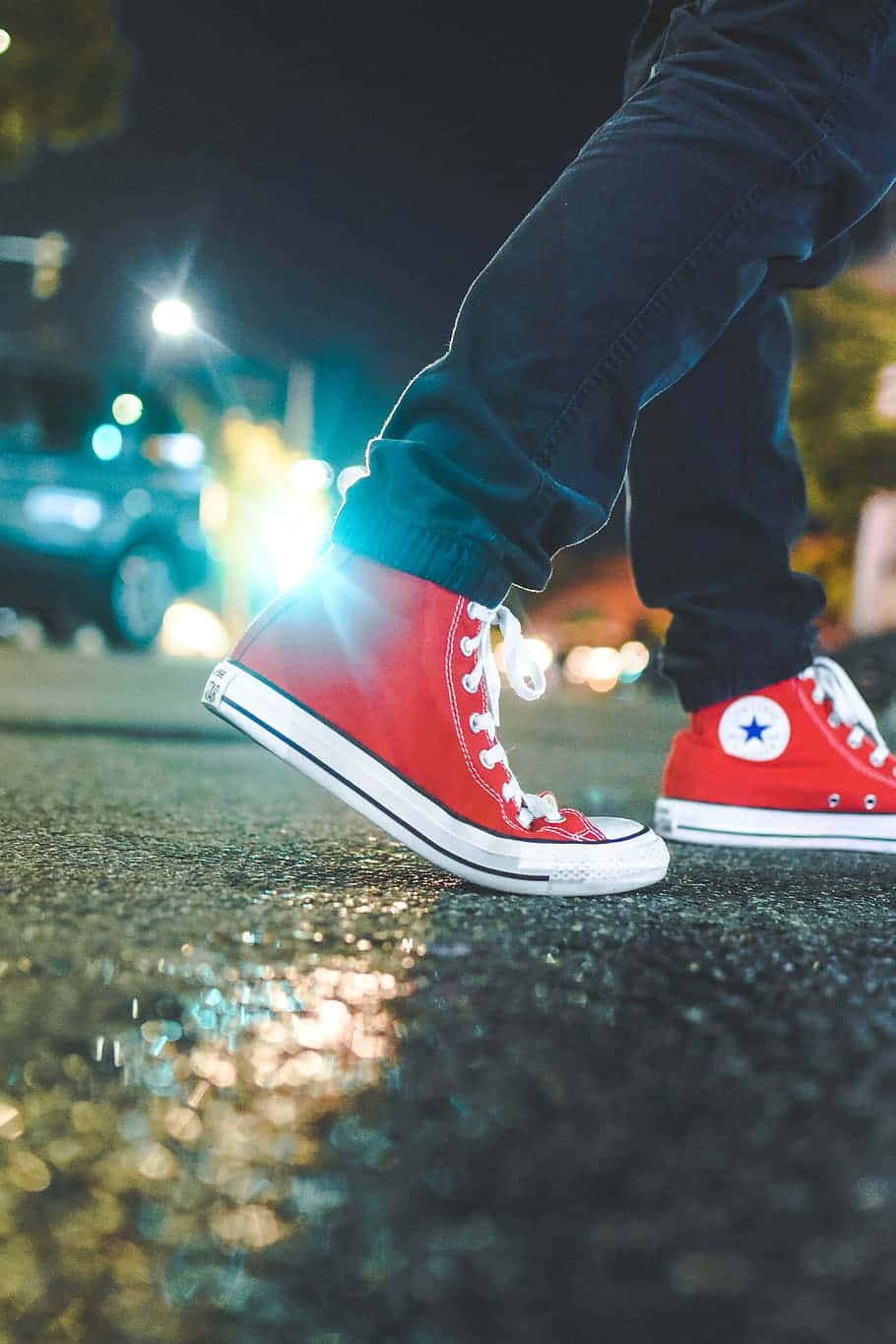Red Shoes 桌布 壁紙 — 紅色高筒運動鞋在城市的燈光下閃閃發光，踏入夜晚被雨水浸濕的街道。