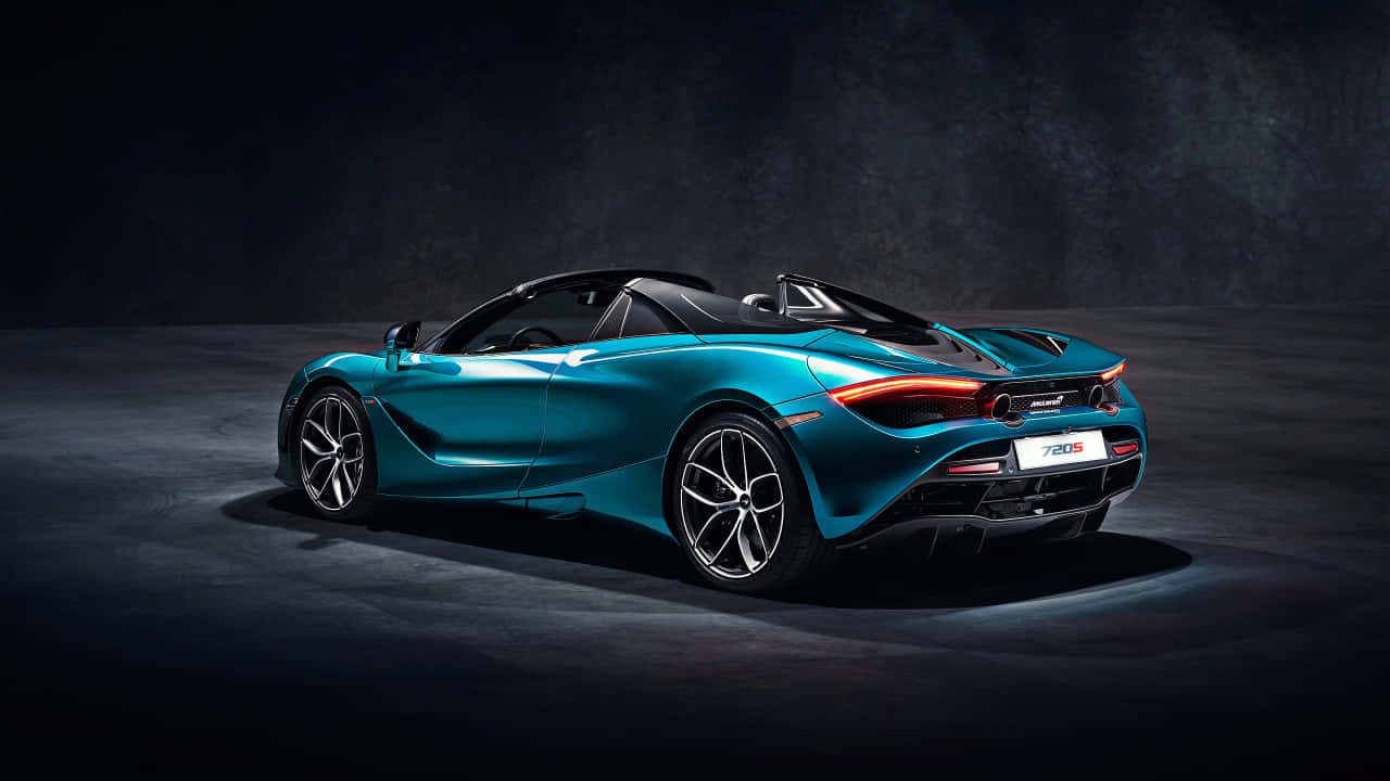 紅色麥拉倫720S奢華運動跑車 壁紙 — 一輛時尚的青色McLaren 720S Spider敞篷車在戲劇性的攝影棚燈光下，在深色紋理背景上閃閃發光。