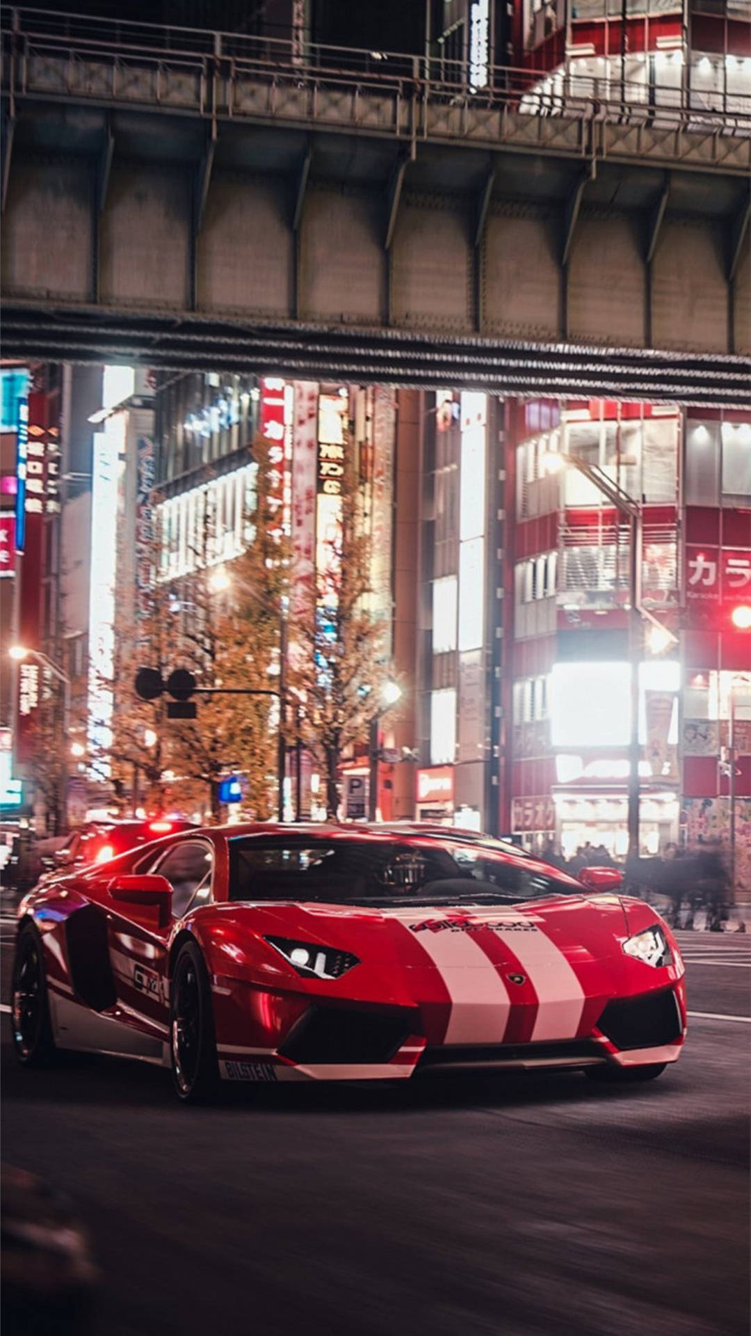 紅白色跑車在夜晚的霓虹燈東京街道上疾馳。