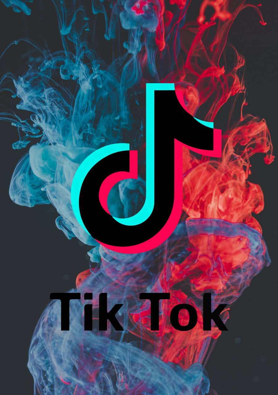 TikTok 標誌被深色背景上的紅色和藍色墨水漩渦包圍