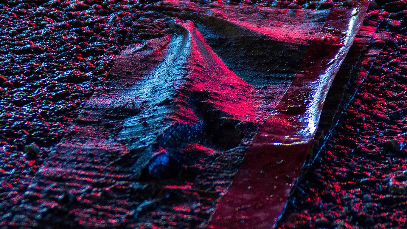 霓虹紅光和藍光反射在皺巴巴的塑料表面上，背景帶有紋理。
