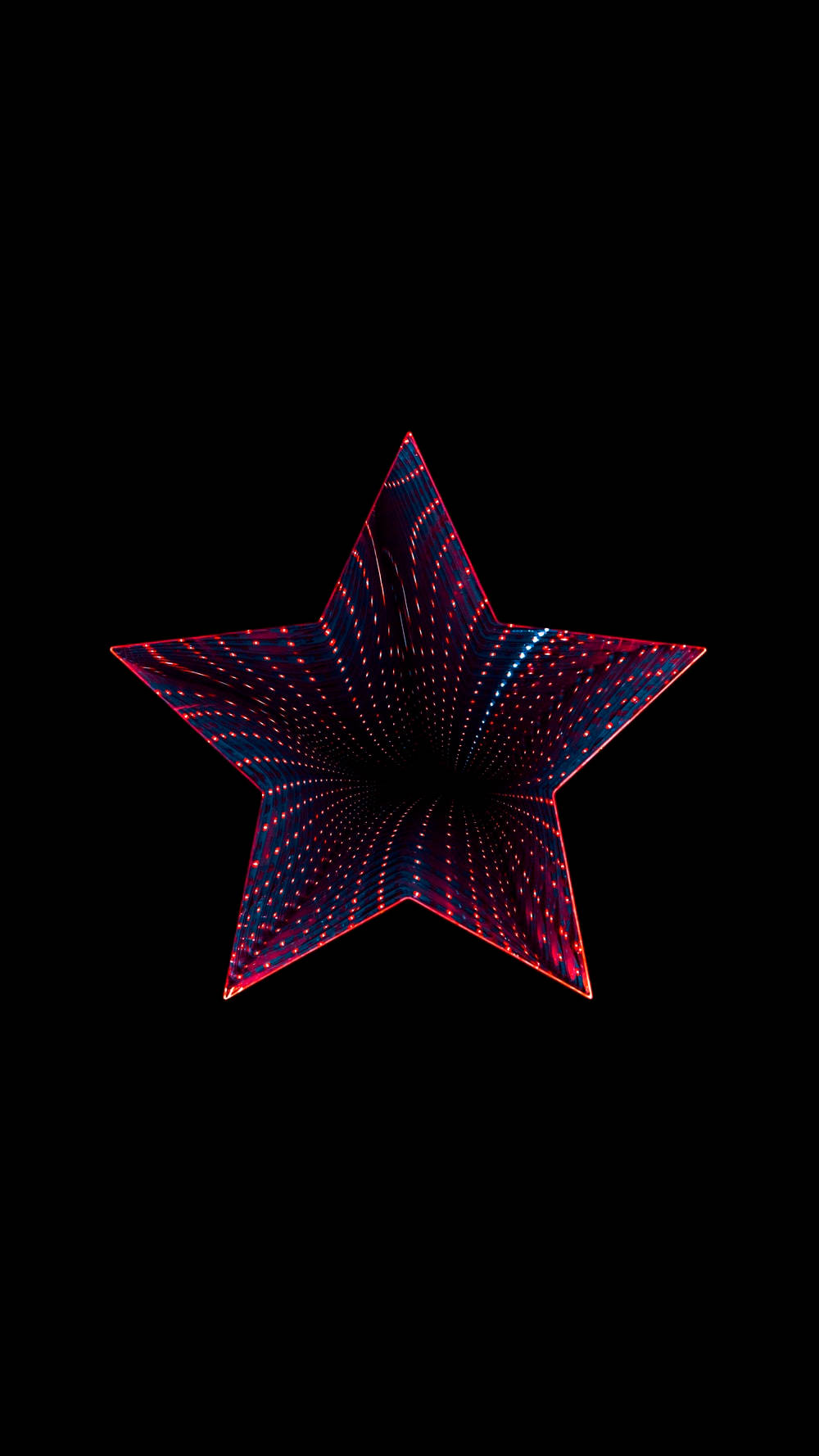 紅藍星 壁紙 — 一個發光的星形隧道，紅色和藍色的燈光在黑色背景中逐漸消失在黑暗裡。