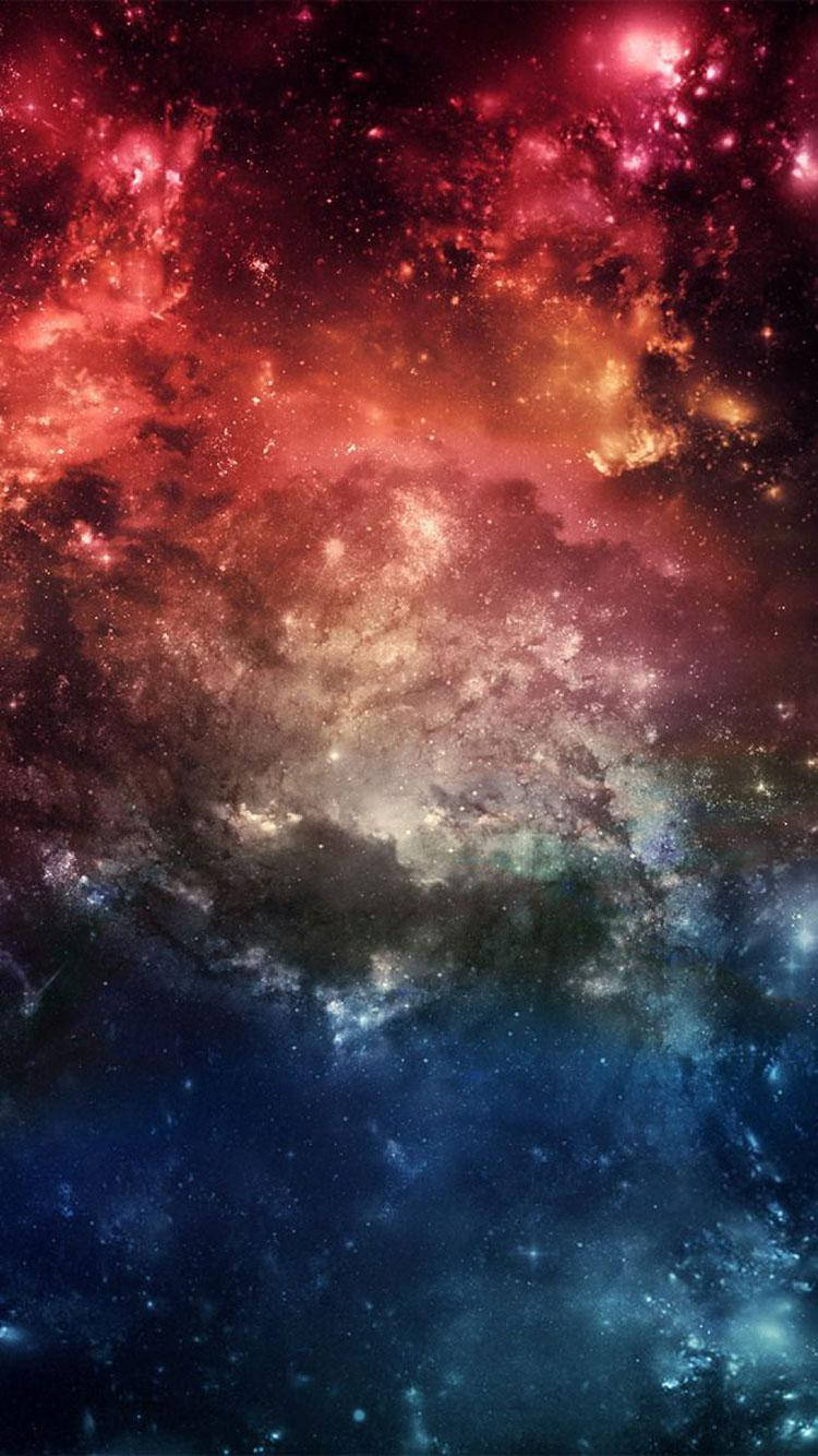 紅藍星系 iPhone SE 壁紙 — 在星場下，宇宙星雲旋轉著火紅和深藍色。