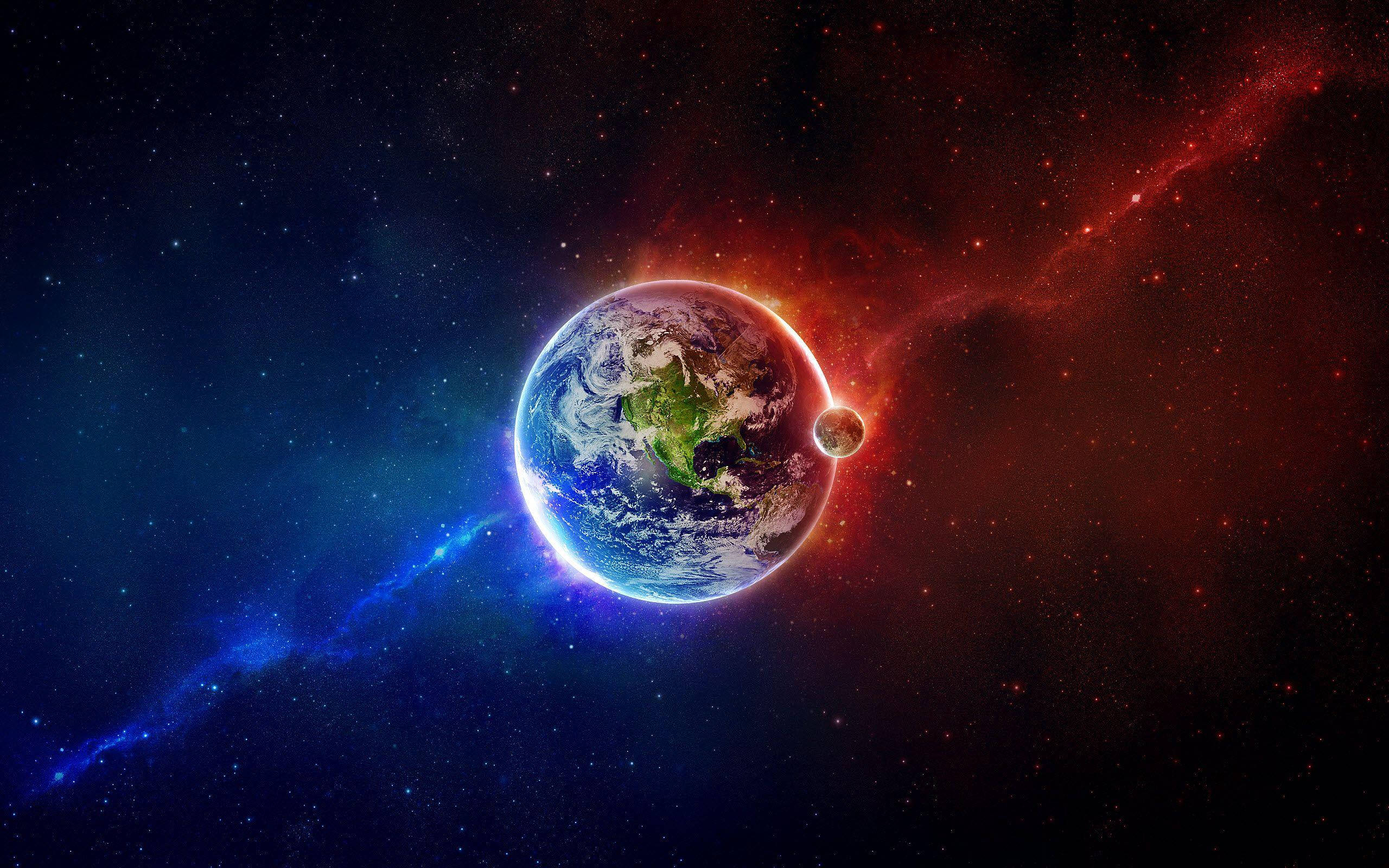 紅藍星系與地球 壁紙 — 地球在旋轉的紅色和藍色星雲以及遙遠恆星的宇宙背景下，散發出鮮豔的藍色和綠色光芒。