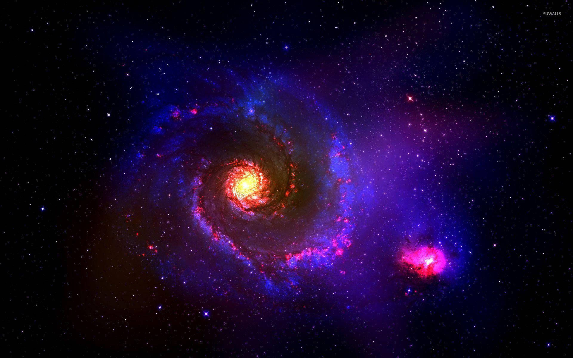 紅藍螺旋星系 壁紙 — 一個充滿活力的螺旋星系，帶有火熱的橙色核心和電光藍紫色旋臂，在星場中旋轉。