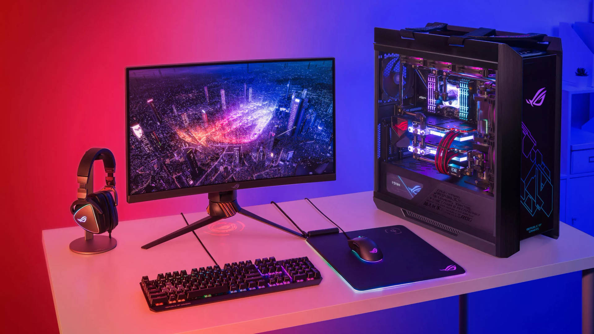 遊戲桌，配備RGB PC和顯示器，顯示霓虹城市景觀。