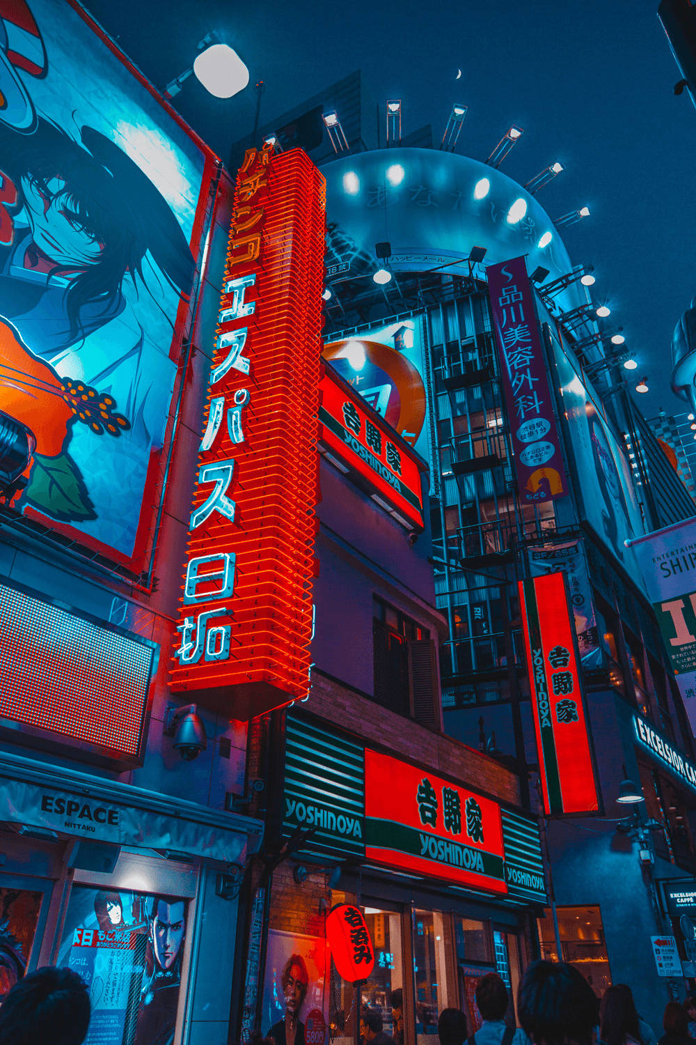 夜晚霓虹燈照亮的東京街道，發光的招牌和潮濕的路面反射燈光。