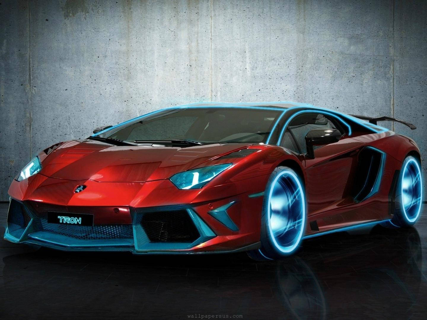 紅藍霓虹跑車 壁紙 — 一輛光澤的紅色林寶堅尼Aventador，帶有發光的藍色霓虹燈飾和輪圈，靠著紋理混凝土牆。