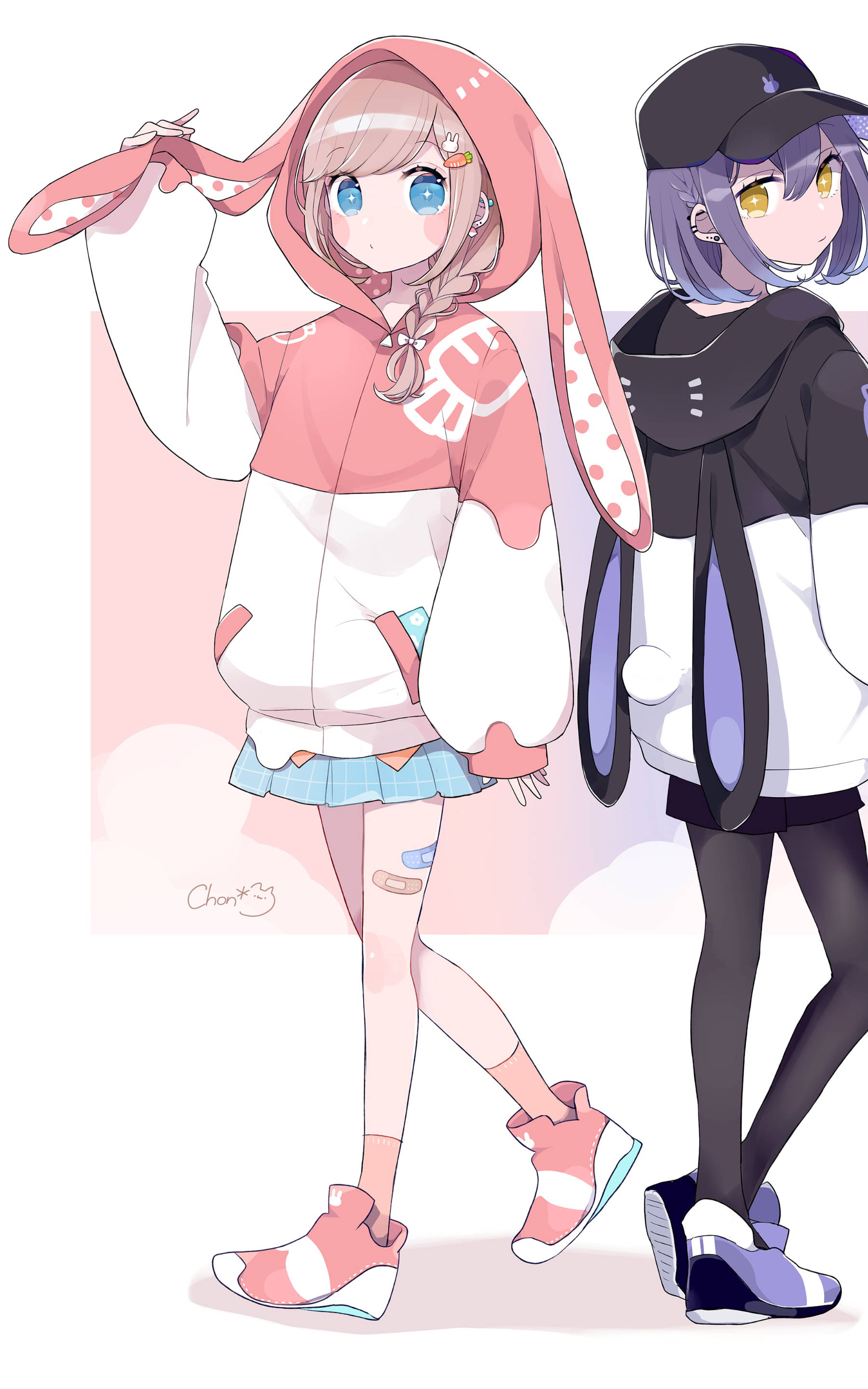 紅衣紫髮 Ecchi 女孩 壁紙 — 兩個動漫女孩穿著兔子連帽衫背對背站立，一個粉紅色一個紫色，背景柔和粉彩。