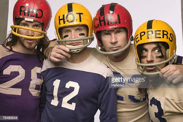 四個穿著足球制服的樂隊成員拼出 Red Hot Chili Peppers。